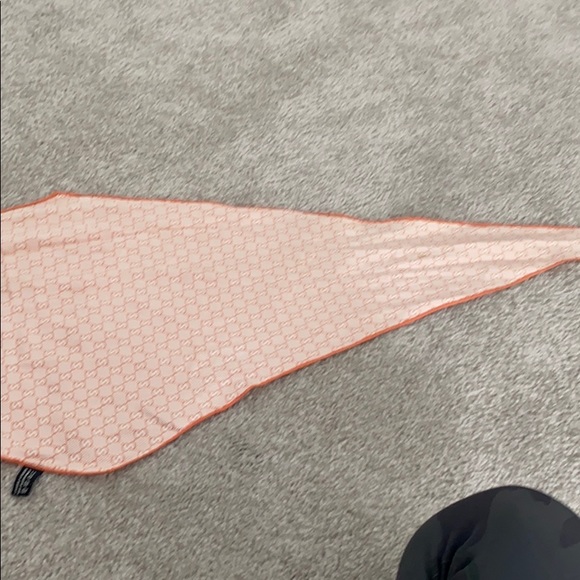 Gucci silk scarf 🧣 - Picture 6 of 11